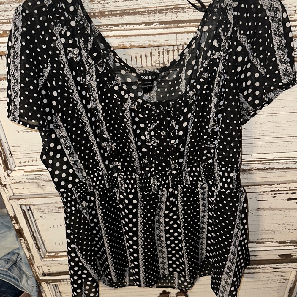NWOT torrid black and white polka dots button halfway up babydoll blouse size 3
